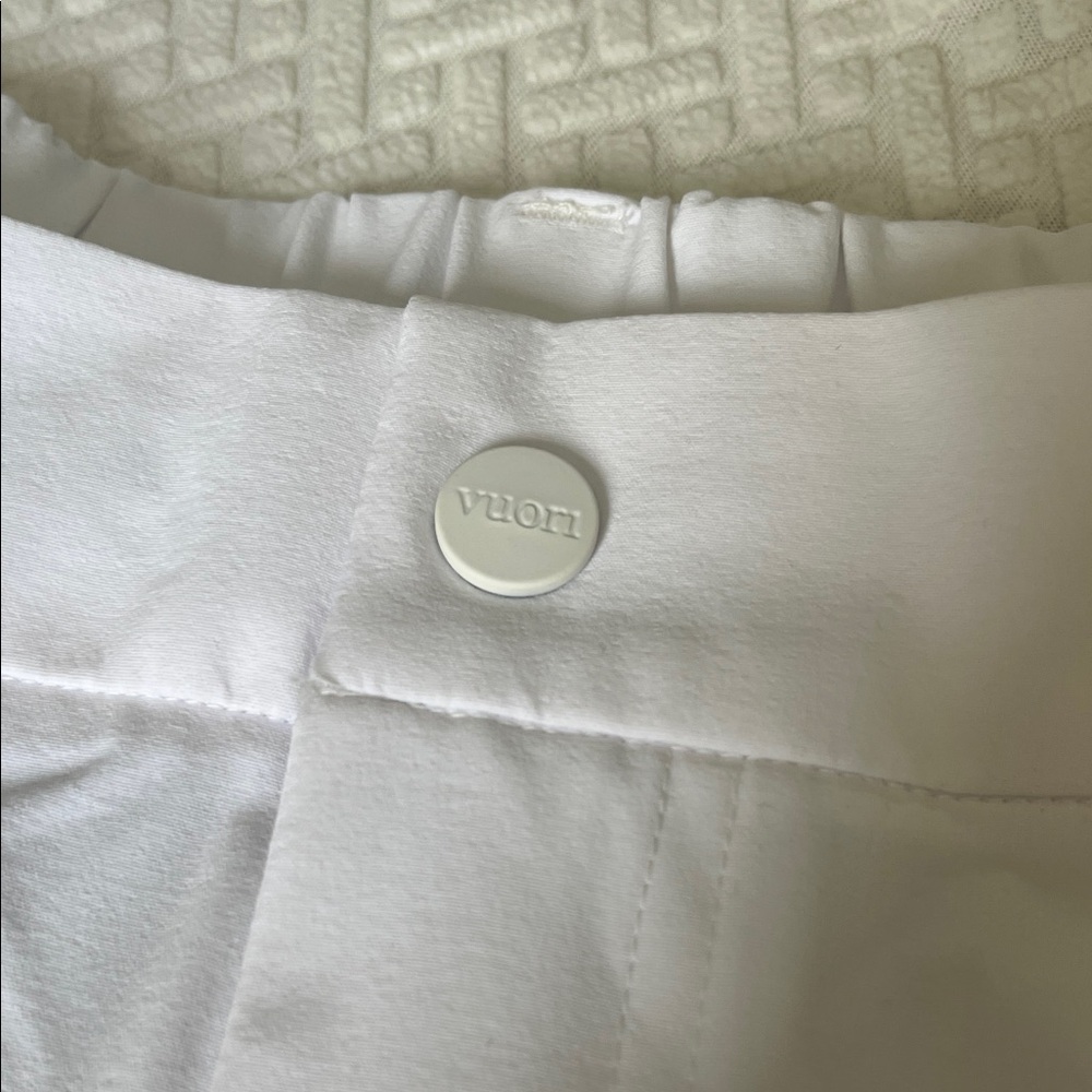 Vuori White Solar Performance Athletic Shorts, new - Picture 5 of 7